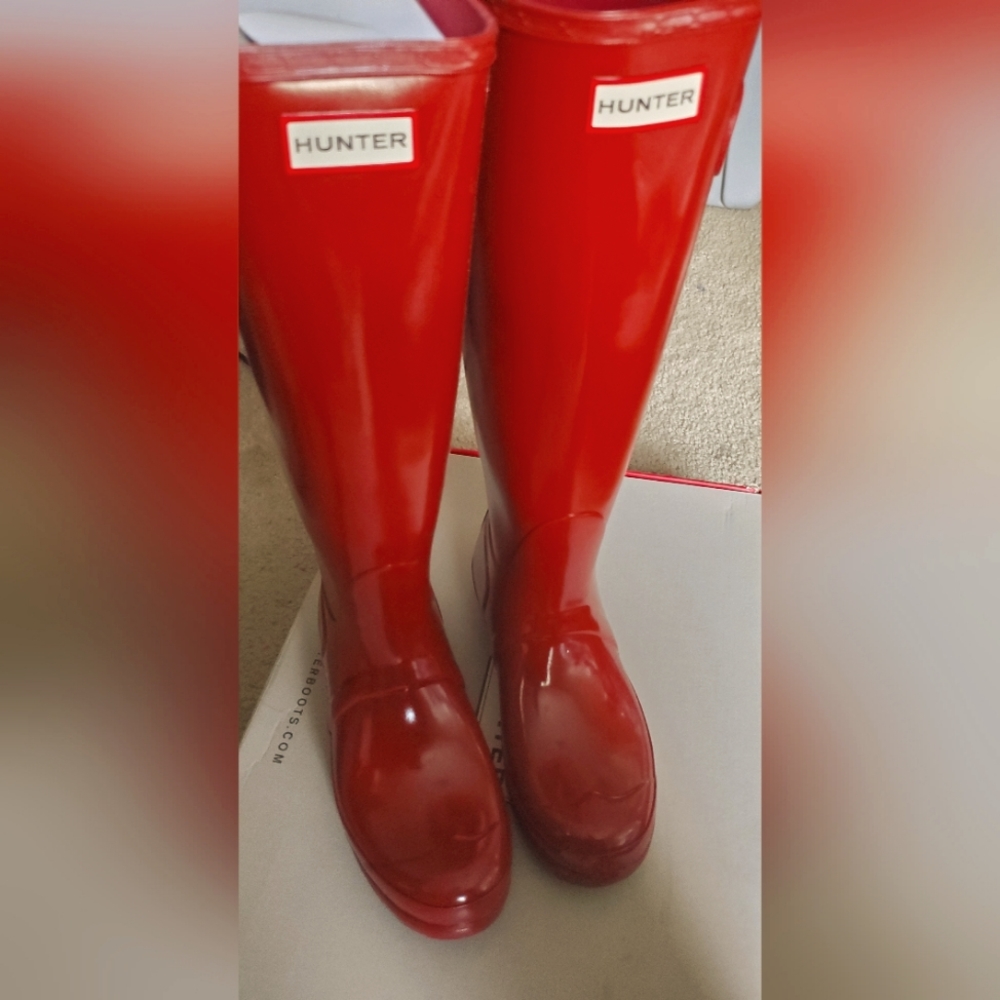 Women's tall gloss Hunter rain boots
